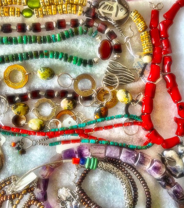 Comment choisir des bijoux qui mettent en valeur votre style personnel sans être trop ostentatoires?